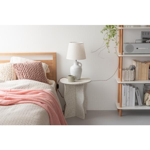 ●テラゾー柄と呼ばれる石の様な模様を施したトレンド感のあるシリーズ。●表面は凹凸のある仕様。●波打つようなフォルムが特徴的な4枚の土台で構成された、置くだけでオブジェの様な雰囲気の出るサイドテーブル。●裏面フェルトシール付き。商品の仕様につ...