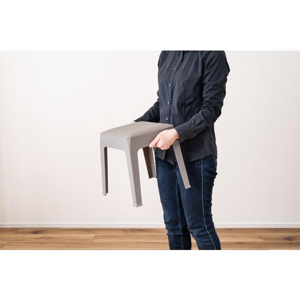 ●異素材の組み合わせがモダンなスツール。●優しい色味と上品な合皮が魅力的なスツール。●シンプルなデザインと絶妙なカラーは場所を選ばず、様々なインテリアとも好相性。●スタッキング(積み重ね)ができるので使わない時は省スペース収納。●掃除などの...