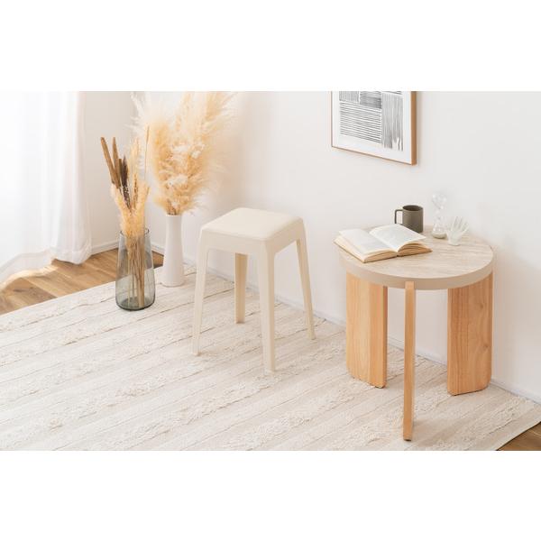 ●異素材の組み合わせがモダンなスツール。●優しい色味と上品な合皮が魅力的なスツール。●シンプルなデザインと絶妙なカラーは場所を選ばず、様々なインテリアとも好相性。●スタッキング(積み重ね)ができるので使わない時は省スペース収納。●掃除などの...