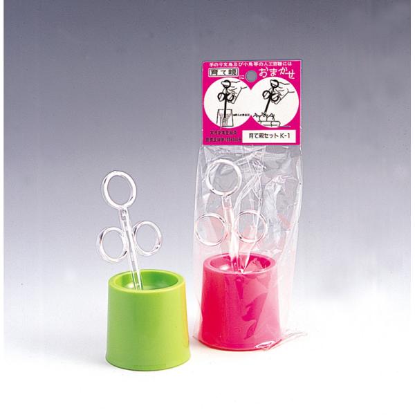 手のり文鳥及び小鳥の人工育雛に最適です(専用容器付)＜使用方法＞容器にムキ粟と少量のボレー粉を入れ、お湯で温めながら洗い流します。お湯がムキ粟の表面に少し見える程度に残し、余分を捨てます。親鳥の体温に近い温度(指先がムキ粟の中には入る位の温...