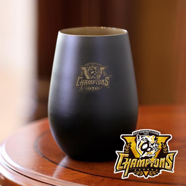 クリスタルガラスにゴールド、その上にブラックを多重コーティングした特別なグラス。熟練職人が一つひとつ材料を吟味してタイガース優勝記念ロゴを刻印しました。刻印部からは一層目のゴールドが渋く浮かび上がる魅力的なグラスです。球団ロゴの箔押しを施し...