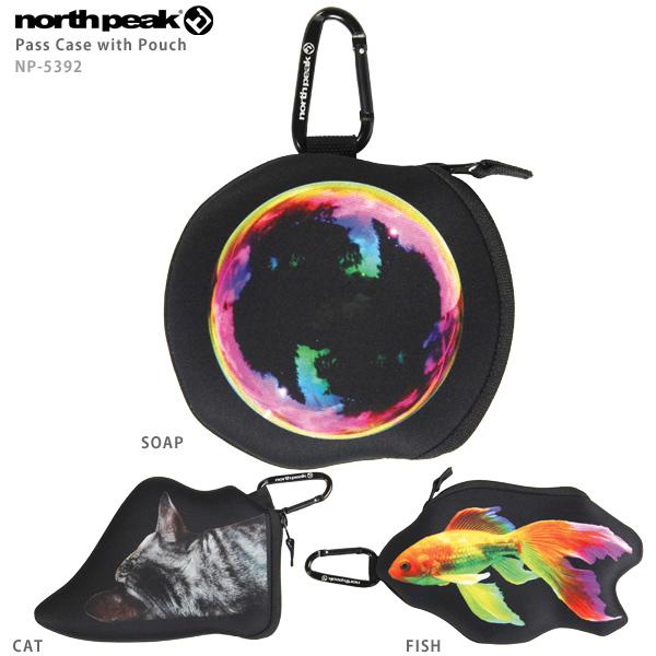 ■northpeak　ノースピーク　パスケース■Real Print Pass Case/NP-5392品質:クロロプレンゴム・ファスナー付きのミニポーチタイプで小銭やカード類の収納も可能。・ゲレンデはもちろん普段使いにも活躍。・カラビナ付...