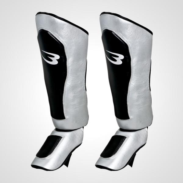 足の甲から膝下までを完全ガードする厚手パッドのレガースエリートモデル。脛部分のパッドのフィット感を向上させ、足裏部分は2本のゴムベルトを着けて安定装着できます。よりハードなキックにも対応できるモデルに仕上げました。思い切り蹴れる・しっかりホ...