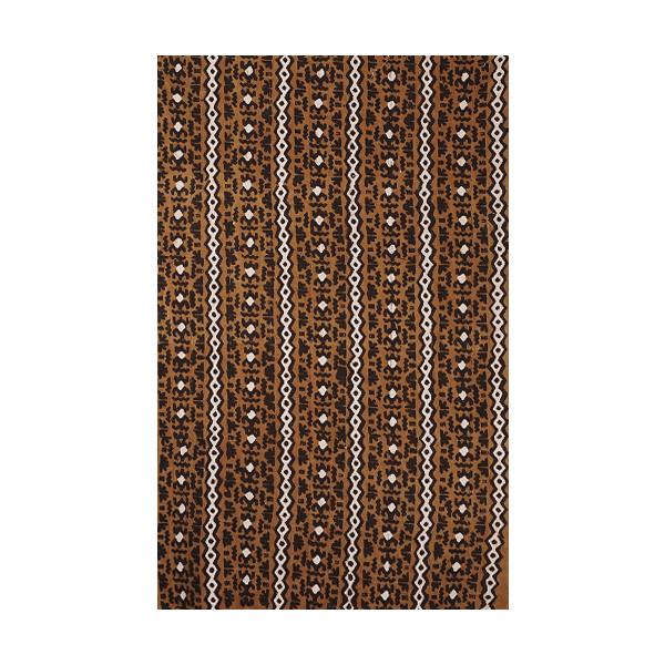 原産国:マリサイズ:約185cm x 110cm(正確な長方形ではありませんので測る場所によって寸法が異なります。)マリの泥染めマルチクロスです。コットンの帯布をつなぎ合わせて作られています。ボゴランフィニは、植物由来の染料や泥を使って模様...