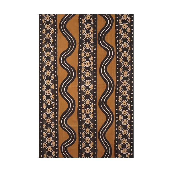 原産国:マリサイズ:約185cm x 105cm(正確な長方形ではありませんので測る場所によって寸法が異なります。)マリの泥染めマルチクロスです。コットンの帯布をつなぎ合わせて作られています。ボゴランフィニは、植物由来の染料や泥を使って模様...