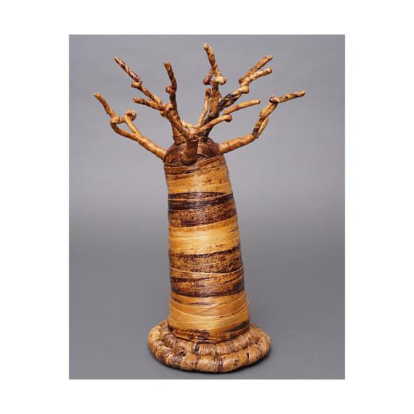 原産国:ケニアサイズ:高さ28cm前後ケニアの職人が手作業で仕上げたバナナの葉とワイヤー製のバオバブの木の置物は、自然素材の温もりとユニークな造形が魅力のインテリア雑貨です。アクセサリーや鍵を掛けるホルダーとしても使え、フェアトレード商品と...