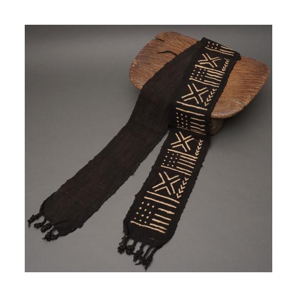 原産国:マリサイズ:長さ145cm　x　幅12cm※在庫が複数ございます。サイズは在庫の中の平均値です。手作りですので物により差があります。ご了承ください。マリ共和国の泥染め帯布「ボゴランフィニ」は、西アフリカに伝わる伝統的な染色技法によっ...