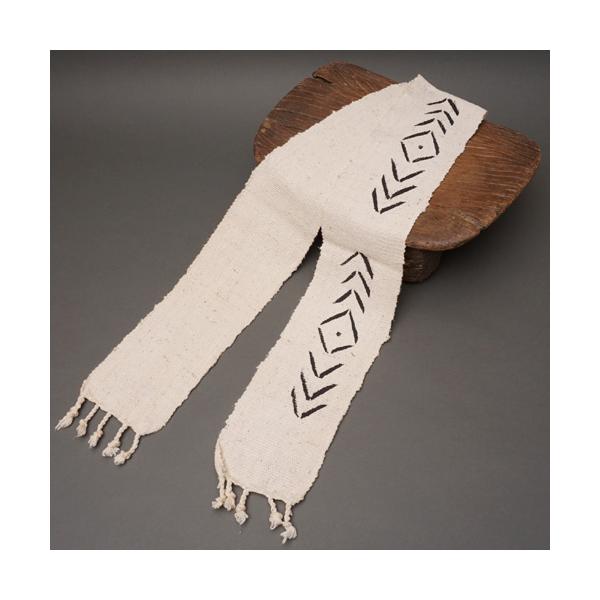 原産国:マリサイズ:長さ140cm　x　幅14cm※在庫が複数ございます。サイズは在庫の中の平均値です。手作りですので物により差があります。ご了承ください。マリ共和国の泥染め帯布「ボゴランフィニ」は、西アフリカに伝わる伝統的な染色技法によっ...