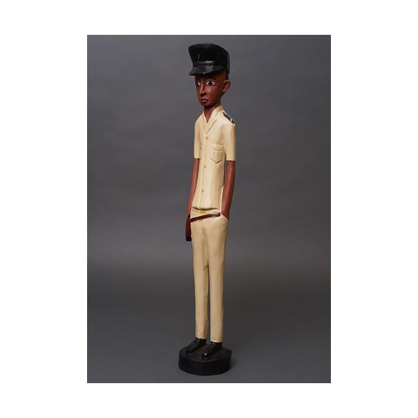 原産国:コートジボワールサイズ:身長約57cmコートジボワールのコロン人形は、19〜20世紀の植民地時代に生まれた木彫人形です。ヨーロッパ人支配者を題材としながらも、肌の色や顔立ちはあえて現地と同じ黒褐色で表され、帽子や洋装、直立した姿勢に...