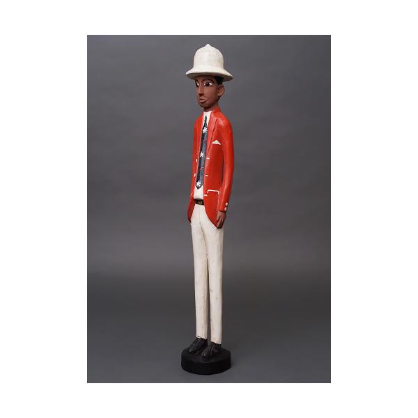 原産国:コートジボワールサイズ:身長約61cmコートジボワールのコロン人形は、19〜20世紀の植民地時代に生まれた木彫人形です。ヨーロッパ人支配者を題材としながらも、肌の色や顔立ちはあえて現地と同じ黒褐色で表され、帽子や洋装、直立した姿勢に...