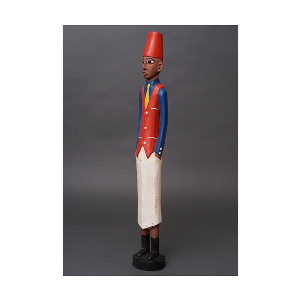 原産国:コートジボワールサイズ:身長約59cmコートジボワールのコロン人形は、19〜20世紀の植民地時代に生まれた木彫人形です。ヨーロッパ人支配者を題材としながらも、肌の色や顔立ちはあえて現地と同じ黒褐色で表され、帽子や洋装、直立した姿勢に...