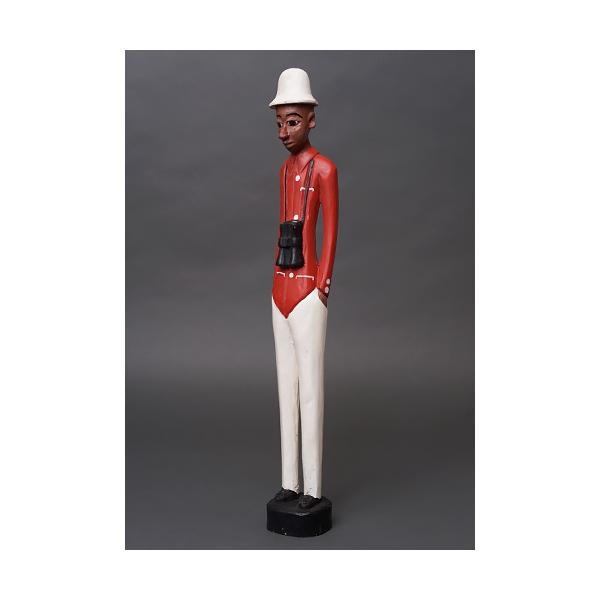 原産国:コートジボワールサイズ:身長約53cmコートジボワールのコロン人形は、19〜20世紀の植民地時代に生まれた木彫人形です。ヨーロッパ人支配者を題材としながらも、肌の色や顔立ちはあえて現地と同じ黒褐色で表され、帽子や洋装、直立した姿勢に...