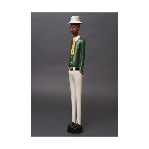 原産国:コートジボワールサイズ:身長約53cmコートジボワールのコロン人形は、19〜20世紀の植民地時代に生まれた木彫人形です。ヨーロッパ人支配者を題材としながらも、肌の色や顔立ちはあえて現地と同じ黒褐色で表され、帽子や洋装、直立した姿勢に...