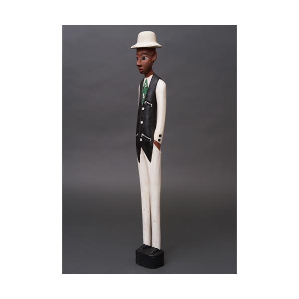 原産国:コートジボワールサイズ:身長約53cmコートジボワールのコロン人形は、19〜20世紀の植民地時代に生まれた木彫人形です。ヨーロッパ人支配者を題材としながらも、肌の色や顔立ちはあえて現地と同じ黒褐色で表され、帽子や洋装、直立した姿勢に...