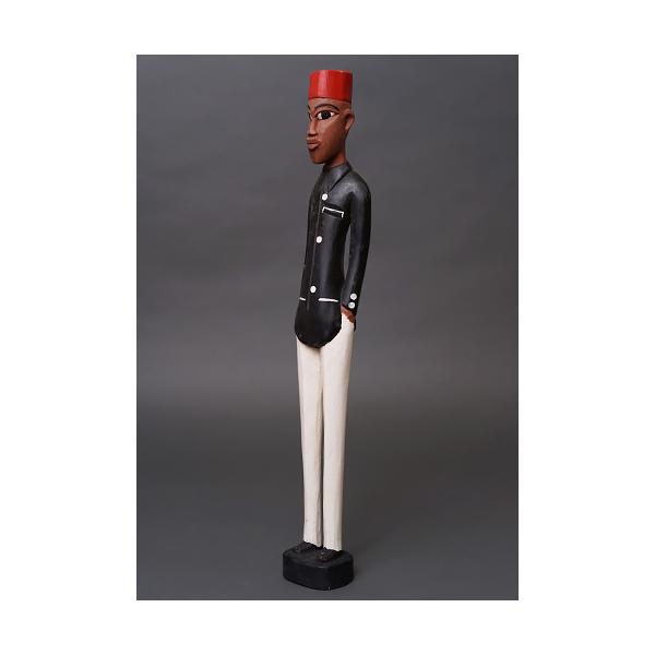 原産国:コートジボワールサイズ:身長約50cmコートジボワールのコロン人形は、19〜20世紀の植民地時代に生まれた木彫人形です。ヨーロッパ人支配者を題材としながらも、肌の色や顔立ちはあえて現地と同じ黒褐色で表され、帽子や洋装、直立した姿勢に...