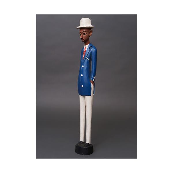 原産国:コートジボワールサイズ:身長約52cmコートジボワールのコロン人形は、19〜20世紀の植民地時代に生まれた木彫人形です。ヨーロッパ人支配者を題材としながらも、肌の色や顔立ちはあえて現地と同じ黒褐色で表され、帽子や洋装、直立した姿勢に...