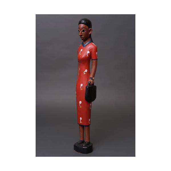 原産国:コートジボワールサイズ:身長約48cmコートジボワールのコロン人形は、19〜20世紀の植民地時代に生まれた木彫人形です。ヨーロッパ人支配者を題材としながらも、肌の色や顔立ちはあえて現地と同じ黒褐色で表され、帽子や洋装、直立した姿勢に...