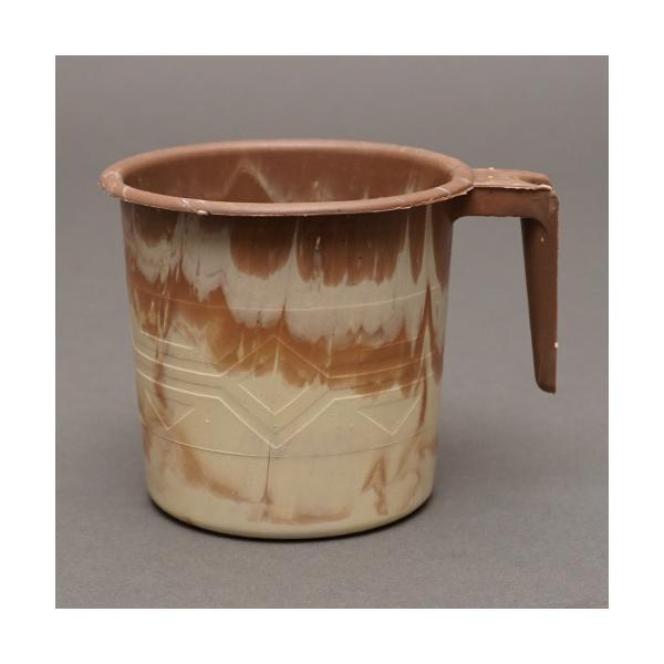 原産国:セネガルサイズ:高さ約9cmx経約9cmアフリカでよく使われるプラスチックのコップです。同じサイズのコップはきれいに重ねて収納できます。(写真2枚目)カラフルで楽しいプラスチックの道具は、アフリカでは毎日フル稼働で活躍しています。軽...