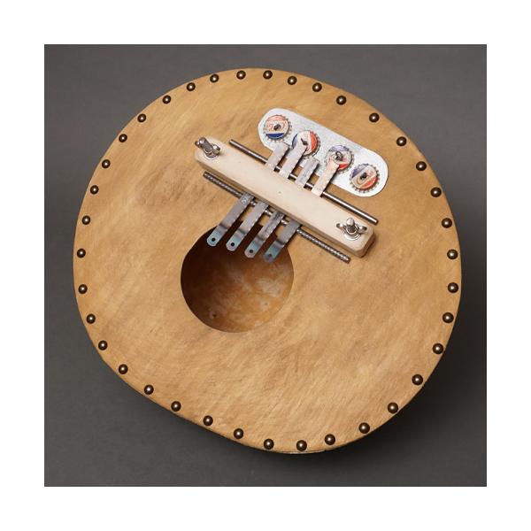 原産国:日本サイズ:縦38cm x 横43cm x 深さ20cm(瓢箪)ボゴランマーケットオリジナルのゴンゴマです。「ゴンゴマ」は西アフリカの伝統的な楽器の一つで、特にガンビア、セネガル、マリ、ギニアなどで使用されます。