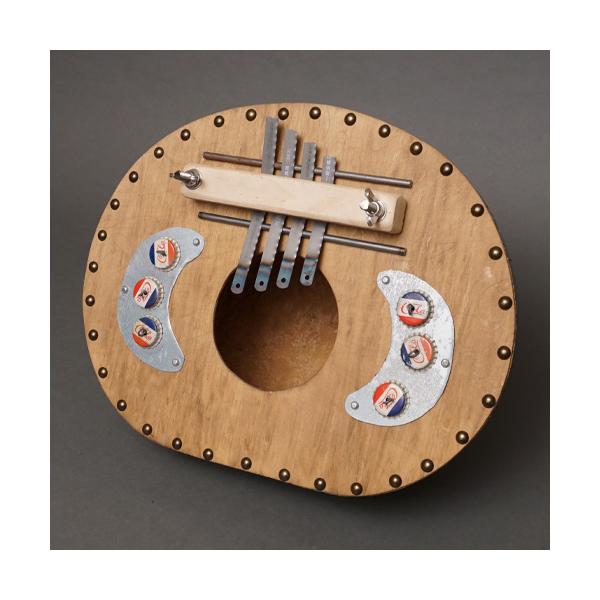 原産国:日本サイズ:縦31cm x 横41cm x 深さ20cm(瓢箪)ボゴランマーケットオリジナルのゴンゴマです。「ゴンゴマ」は西アフリカの伝統的な楽器の一つで、特にガンビア、セネガル、マリ、ギニアなどで使用されます。