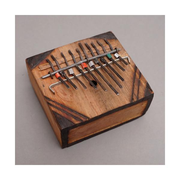 原産国:タンザニアサイズ:10cm×11cm（手作りのためサイズは物により多少違います。）タンザニアの親指ピアノです。オルゴールのような癒やしの音色です。鍵盤を前後することでチューニングができます。西洋音階チューニングではありませんのでご注...