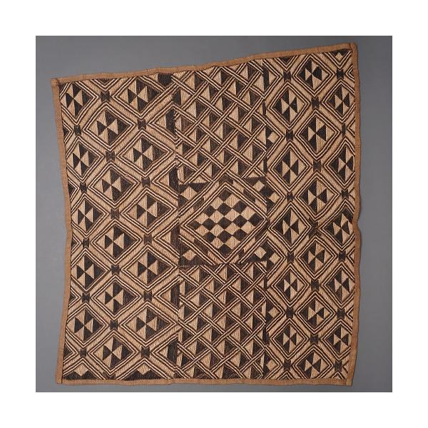 原産国:コンゴサイズ:68cmX62cm(正確な四角形ではありませんので、測る場所によって寸法が異なります。)クバ王国、ショワ族に古くから伝わるラフィア布です。クバ王国のラフィア布は、中央アフリカのコンゴ民主共和国に位置するクバ王国で生産さ...