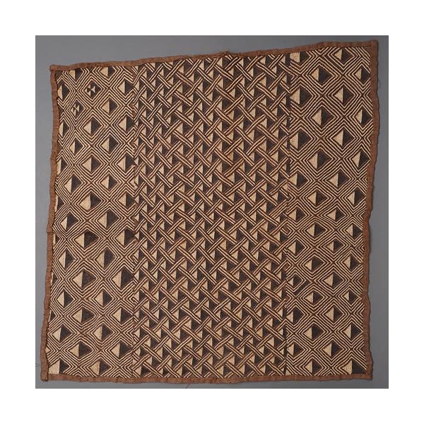 原産国:コンゴサイズ:63cmX61cm(正確な四角形ではありませんので、測る場所によって寸法が異なります。)クバ王国、ショワ族に古くから伝わるラフィア布です。クバ王国のラフィア布は、中央アフリカのコンゴ民主共和国に位置するクバ王国で生産さ...