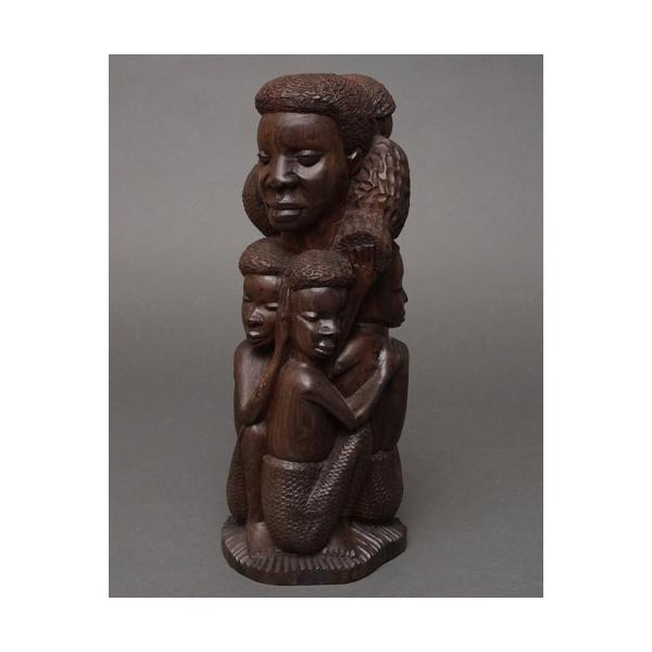 原産国:タンザニアサイズ:高さ約28.5cmウジャマ(Ujamaa)」はスワヒリ語で「家族」「兄弟愛」「共同体」を意味します。タンザニアのマコンデ族の人々が実践したアフリカ社会主義的な共同体生活の一形態を表現しています。伝統的な彫刻技法とア...