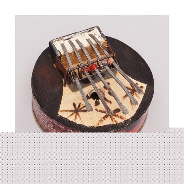 原産国:ブルキナファソ缶サイズ:直径10cm x 高さ3.3cmブルキナファソの空き缶を使って作った親指ピアノです。廃材を使っていますので缶の柄、板の柄などは物により異なります。ご了承ください。