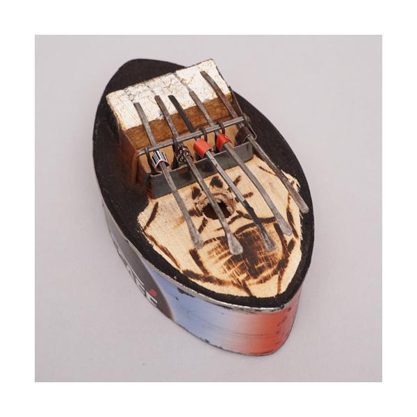 原産国:ブルキナファソ缶サイズ:縦13cm x 横7cm x 高さ3.3cmブルキナファソの空き缶を使って作った親指ピアノです。廃材を使っていますので缶の柄、板の柄などは物により異なります。ご了承ください。