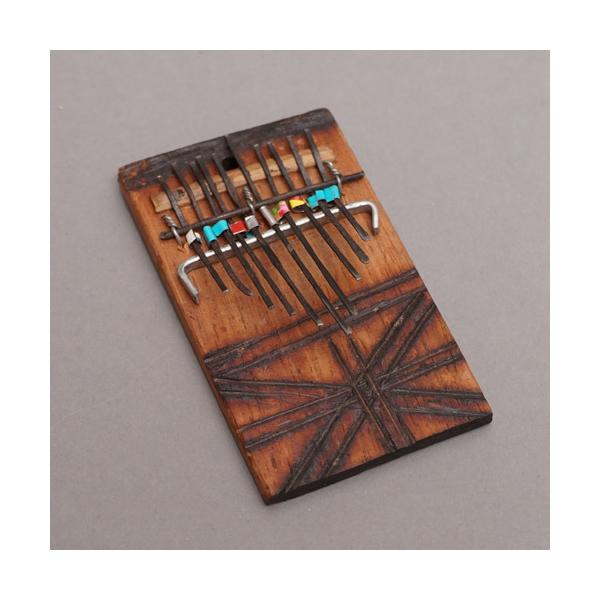 原産国:タンザニア サイズ:5cm×8cm(手作りのため物により差があります。)タンザニアの親指ピアノです。板に穴が空いており、紐を通してペンダントにすることができます。（紐は付属しません）鍵盤についているリングの色は物により異なります。ご...