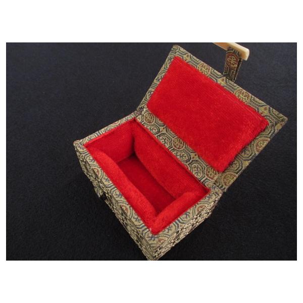 ★高級感のある作り！おすすめの印箱　『錦布印箱１顆 (中)』弊社篆刻作家が厳選いたしました、おすすめの印箱になります。高級感のある作りで、内部の構造もしっかりしております。【適用印材】15〜18mm角 × 長さ50mmまでの印材に対応〔配　...