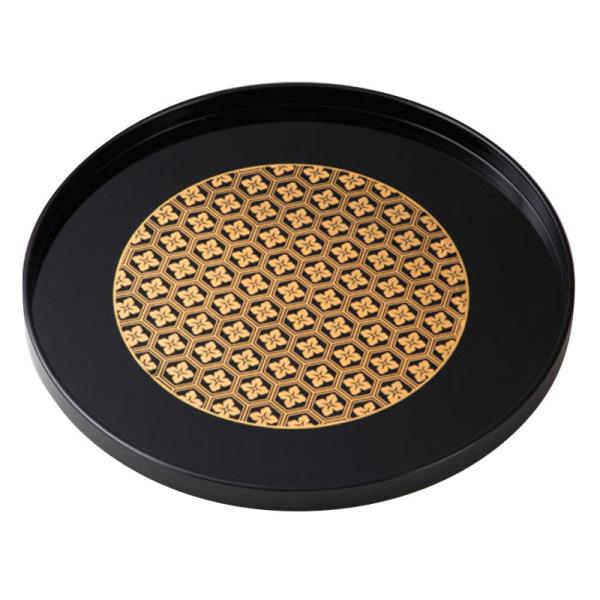 普段使いにご利用いただける、落ち着いた亀甲小紋を描いた山中塗丸盆です。【商品内容】丸盆サイズ：φ250×15mm材質：ABS樹脂(ウレタン塗装)重量：250g生産国：日本