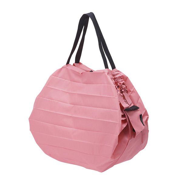 どんなシーンにも使いやすい程よい大きさ！持ち運びやすいように肩に掛けられる長さの持ち手にしました。底マチフリー構造のため、底面が広いケーキの箱も入れられます。たっぷり入れても中身がこぼれにくいように袋口にボタンが付いています。【注意事項】※...