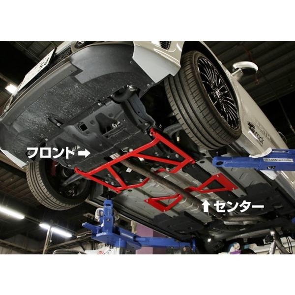 75パフォーマンスフロアブレース　フロントフロア補強でロールを抑制し、コーナリングスピードのUP。ステアリングレスポンスの向上。簡単取付で絶大な効果です。センター側単品。（※フロント側は別途掲載しております。）カラー：レッド素材：アルミ重量...