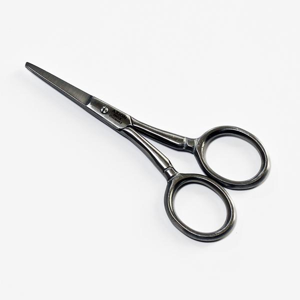 【商品説明】ドイツの刃物メーカーの集合地ゾーリンゲンで製造されたステンレス製の鼻毛ハサミです。先端部分が刃の形に添って丸めてありますので従来の鼻毛ハサミに比べると細かい作業がし易くなっています。本体表面は高級感漂ういぶし銀のスモーク仕上げ、...