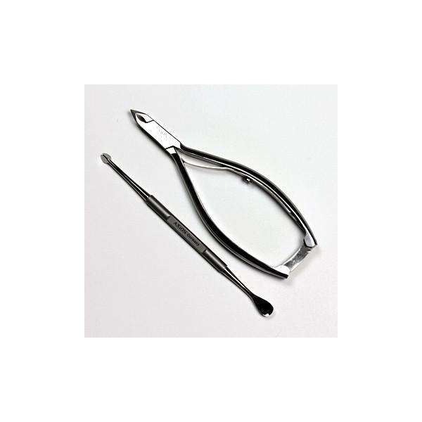 【商品説明】　世界的に有名なドイツの刃物メーカーの集合地ゾーリンゲンで製造された甘皮切り/甘皮プッシャーと甘皮ニッパーです。両方とも全面がスモーク仕上げになっており滑りにくく手にしっくりとなじみます。詳細はそれぞれの単品のページをご覧くださ...