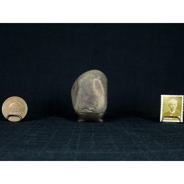 大きさ（横幅3.6　奥3.1　高5.0cm）台座付の富士川石です。写真現品年代物ゆえ多少の傷や汚れに関しては御容赦願います。名称等に関しては大まかな分類となります。地板等の飾、硬貨、切手、撮影角度支持用の他の物は付属していません。商品の状態...