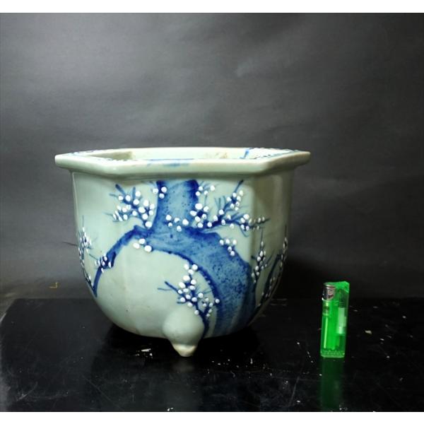 大正〜昭和期頃の瀬戸青磁　梅図外縁六角鉢です。時代も乗っていて、実用鉢に最適です。キズ、ニウも無くとてもよい状態です。サイズΦ255mm（角々290）×高さ205mm　小さなキズ、ホツ等の見落としがあるかもしれませんので、画像を確認ください。