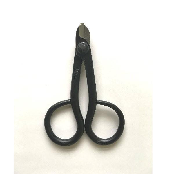 三条の職人が手作りしたはさみタイプの針金切です。 小ぶりで使いやすく、有名盆栽家にも愛用していただいています。 切断能力　アルミ線２．５ｍｍまで　軟銅線＃１６まで全長　約１０５ｍｍ　刃渡り　約１３ｍｍ　重さ　約７９ｇ 安心の喜久和ブランド　...