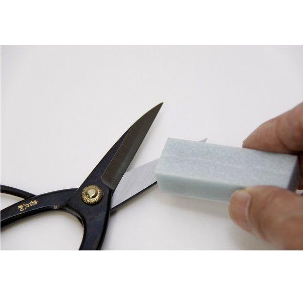 ハサミに付着したヤニや樹液を落とせます。消しゴムタイプなのでお気軽に使えます。サイズ　55×20×15mm　重さ　5g信頼の日本製です。