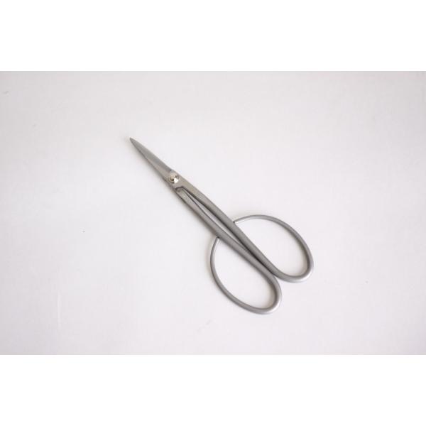 刃物の町新潟県三条市の職人さんが製造した盆栽用の鋏です。材質は錆びにくいＳＬＤステンレス鋼を使用し、奥まったところの枝の剪定に適しています。特徴は通常の小枝切鋏よりもハンドル部分（輪）が大きくなっています。指の太い方にも使いやすい形になって...