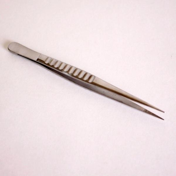 錆びに強いステンレス製のピンセットです。先細のため、細かい作業に適しています。お求めやすい価格の本格的なピンセットです。全長　約１８０ｍｍ重さ　約６１ｇ材質　ステンレス安心の喜久和ブランド　こちらの商品はパキスタン製になります。