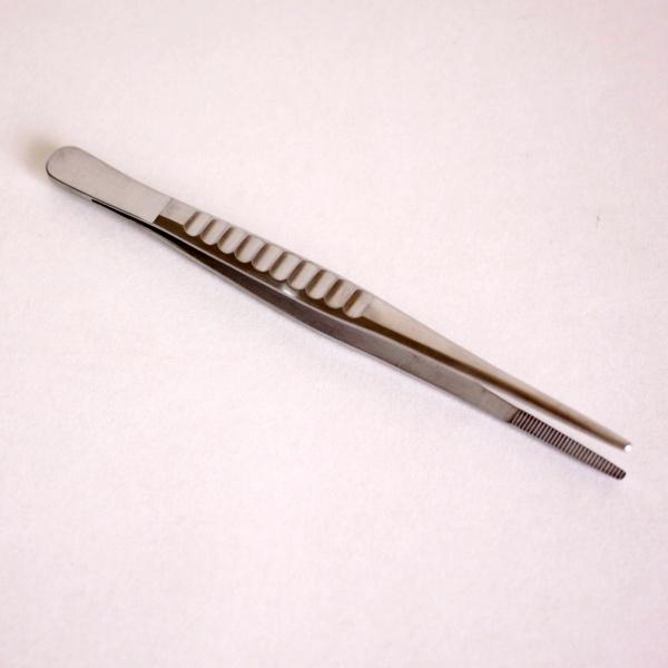 錆びに強いステンレス製のピンセットです。先丸のため、盆栽が傷つきにくいです。お求めやすい価格の本格的なピンセットです。全長　約１８０ｍｍ重さ　約６５ｇ材質　ステンレス安心の喜久和ブランド　こちらの商品はパキスタン製になります。