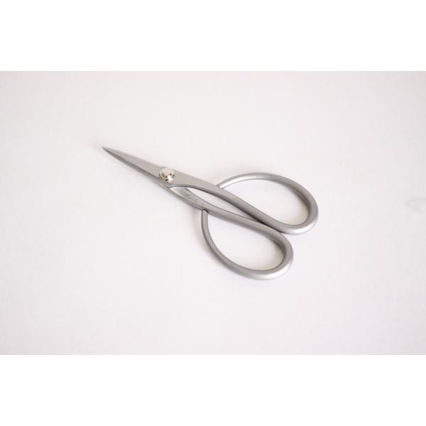 新潟三条市の職人さんが精魂こめて作った鋏です。ＳＬＤ鋼は錆びにくく、切れ味が長持ちします。小品盆栽愛好家に好まれる形状の小さめの鋏です。全長　約１５０ｍｍ　重さ　約９５ｇ　鋼はＳＬＤステンレス鋼です安心の喜久和ブランド。　日本製です。