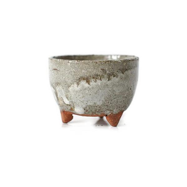 信楽焼きの手作り鉢です。味わいのある形と色で値段も手頃です。雑木類の紅葉の色が映える鉢です。山野草を仕立てても素敵です。幅7cm×高5cm