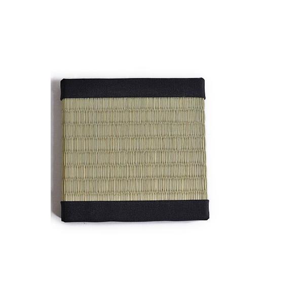 インテリアに和の空間を。盆栽を室内で鑑賞するときに鉢の下に敷くと洋室でもちょっとした和の空間を作り出します。ミニサイズなのでテーブルの上や玄関など置き場所を選びません。正方形のミニ畳です。15?×15?