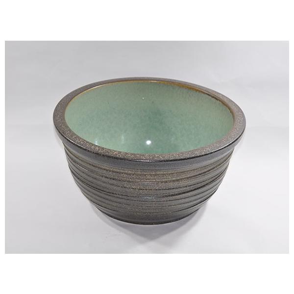 温かい雰囲気の窯肌色です。 [睡蓮鉢 めだか鉢］窯肌ひねり水鉢 13号サイズ内側の緑の釉薬が水を綺麗に見せるのでメダカや金魚、睡蓮などが引き立ちます。信楽焼ならではの土の味わいが楽しめ、温かい雰囲気の窯肌色です。ザラザラとした表面が陶器なら...