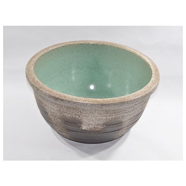 モダンな明るい色調の13号サイズの陶器鉢です。 [睡蓮鉢 めだか鉢］灰釉ひねり水鉢 13号サイズ上品な模様が落ち着いた印象です。土の味わいが楽しめる、陶器ならではのザラザラとした肌合い。内側は渋めの緑色ですが、釉薬無しになっている底が涼しげ...