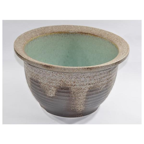 和風にも洋風にも使える13号サイズの陶器鉢です。 [睡蓮鉢 めだか鉢］信楽焼 灰釉千段水鉢 13号サイズ上品な模様が落ち着いた印象を与えます。土の味わいが楽しめるザラザラとした肌合いは陶器ならでは。内側は渋めの緑釉。釉薬無しになっている底が...